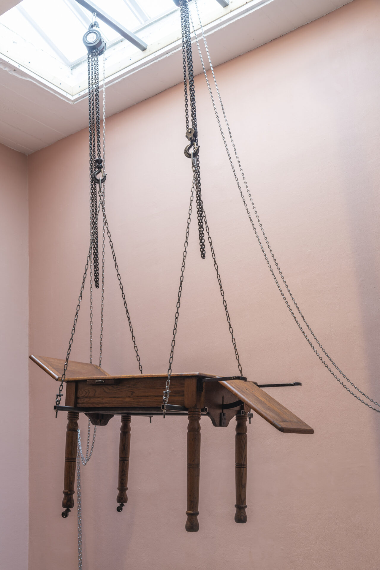 A table hanging from chains and ropes